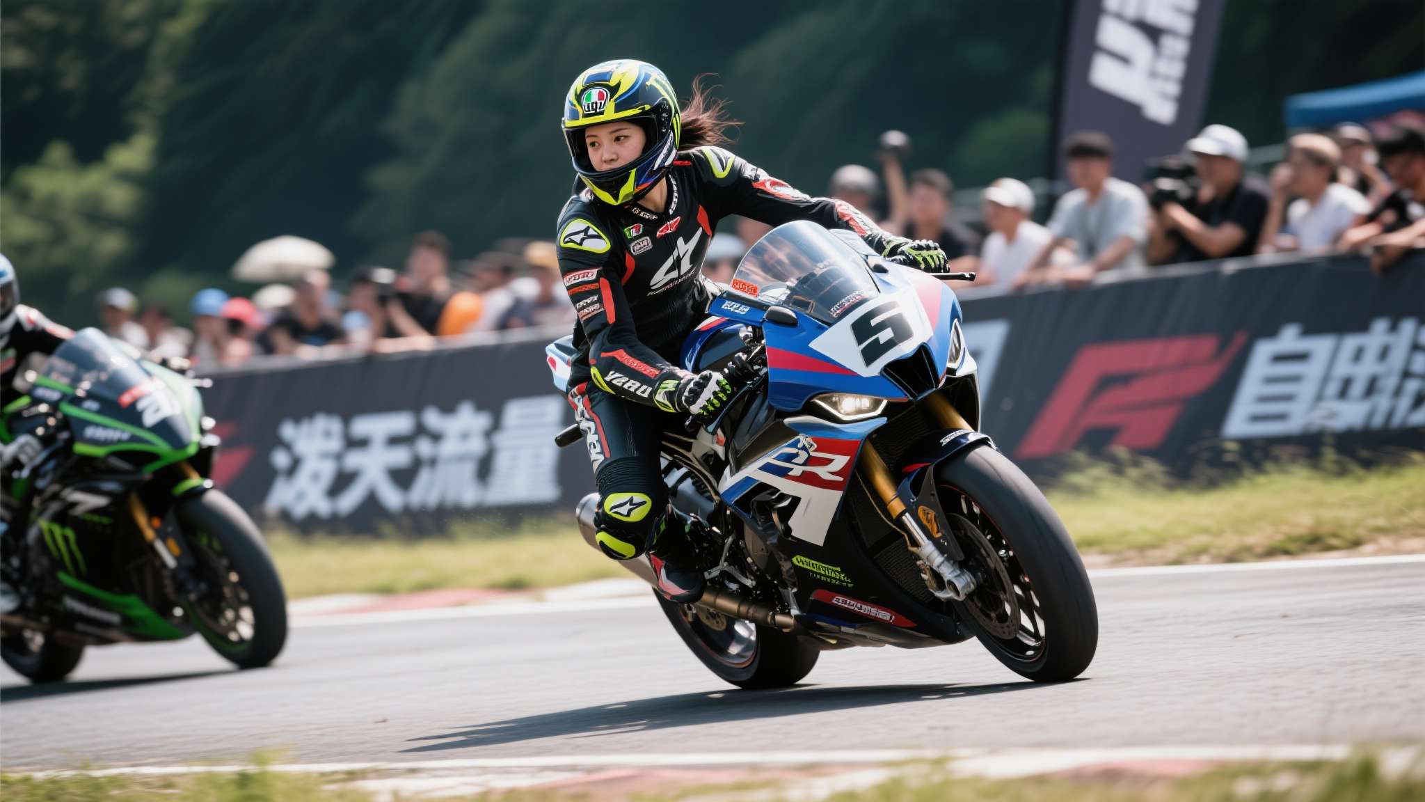 这种现象级的关注，用"泼天流量"来形容毫不夸张。机车运动本身带有的速度感、野性美